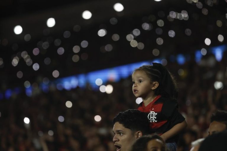 Flamengo goleia e aproveita empate do Palmeiras para ampliar vantagem no Brasileirão