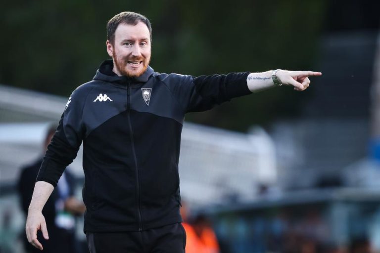 Ian Cathro quer Estoril focado no confronto com o Arouca sem pensar mais além