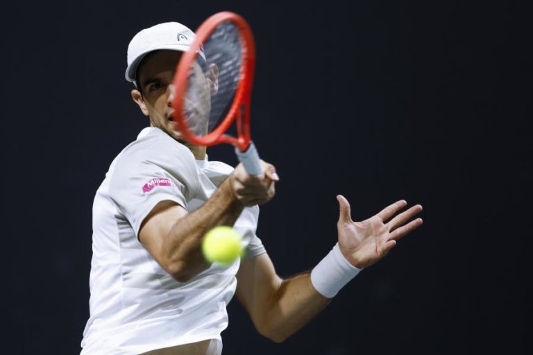 Tenista Nuno Borges segue para a terceira ronda em Atenas