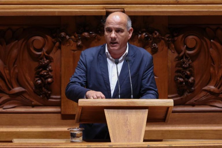 Secretário-geral do PCP diz que país “está a saque” por “quadrilha” de direita