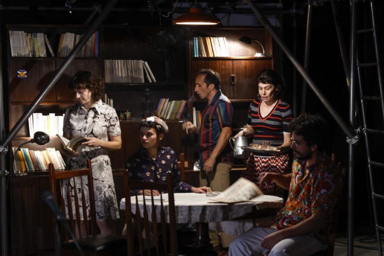 Teatro do Vestido reflete sobre a “orfandade” do pós-25 de Abril