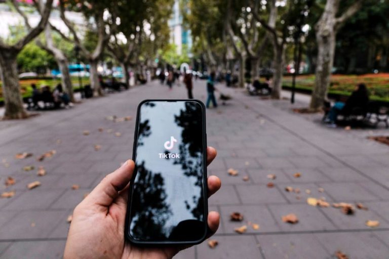 TikTok lança ferramentas para identificar uso de IA e melhorar bem-estar digital