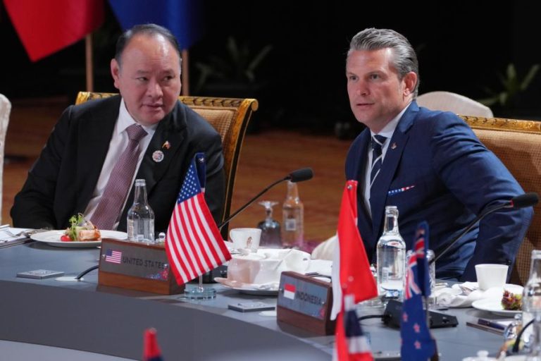 Estados Unidos e China acordam abrir canais de comunicação entre forças armadas