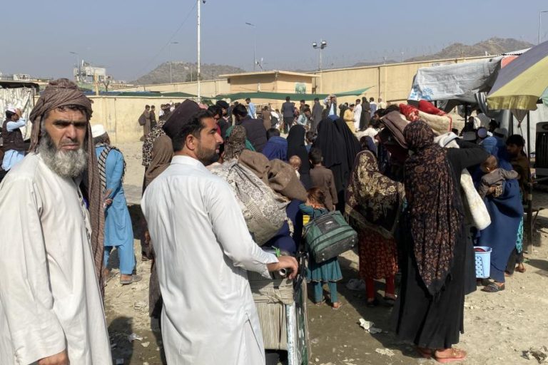 Milhares de afegãos regressam do Paquistão à pátria sob caos e longas filas