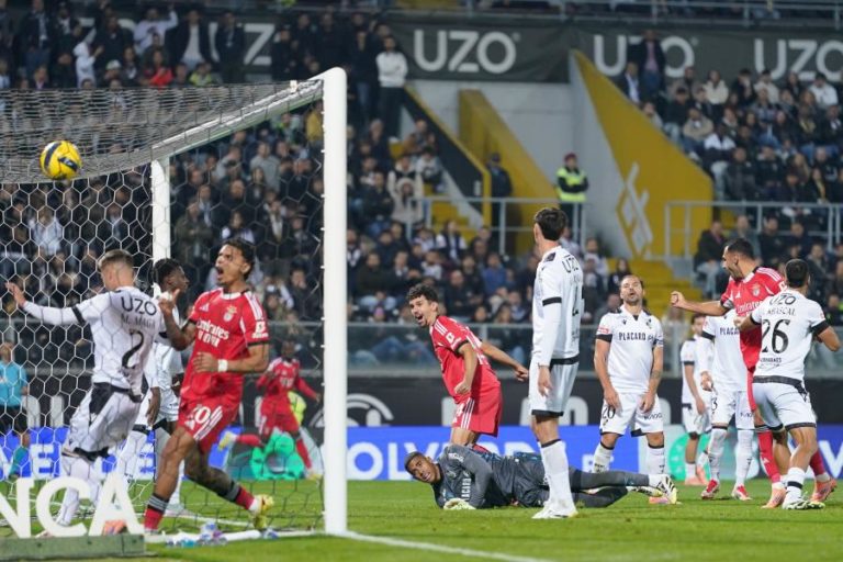 Benfica vence em Guimarães e continua perseguição aos da frente