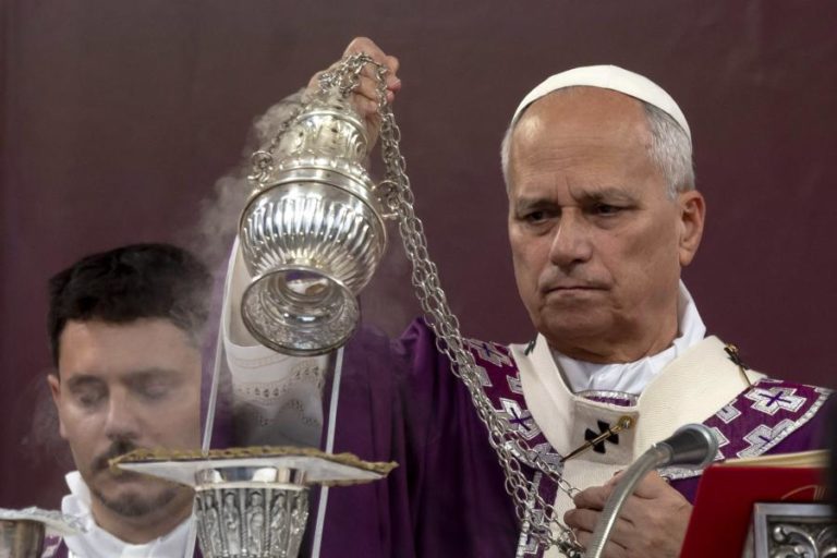 Papa Leão XIV diz que caridade vence a morte na missa dos Fiéis Defuntos