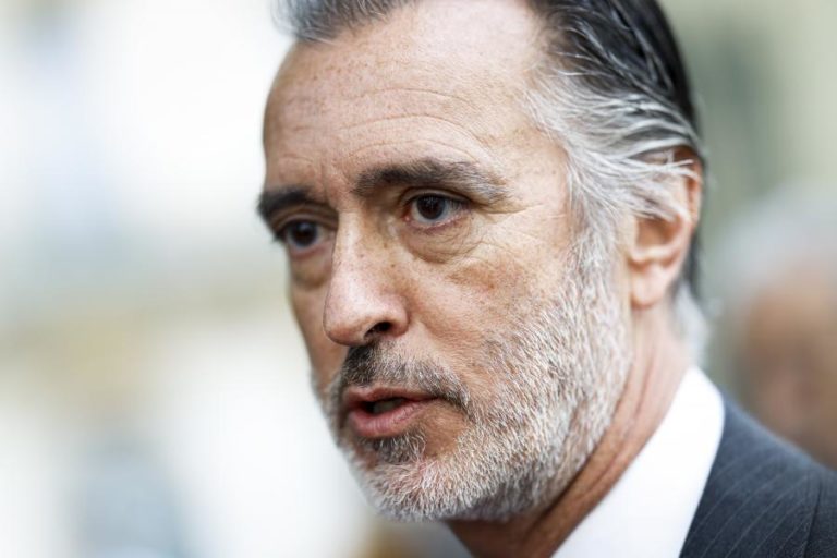 Cotrim empenhado em vencer “ideias retrógadas” do Chega recusa-se a comentar cartazes de Ventura