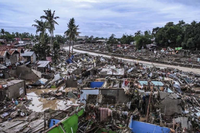 Novo balanço aponta para 66 mortos após passagem de tufão pelas Filipinas