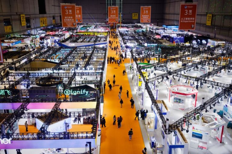 Exportações da China descem em outubro na primeira vez mensal desde fevereiro