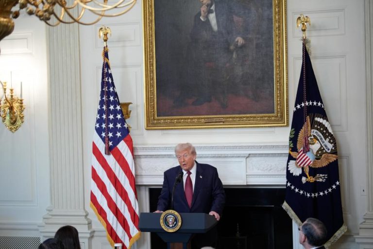 Trump responsabiliza democratas ‘kamikazes’ por impasse orçamental