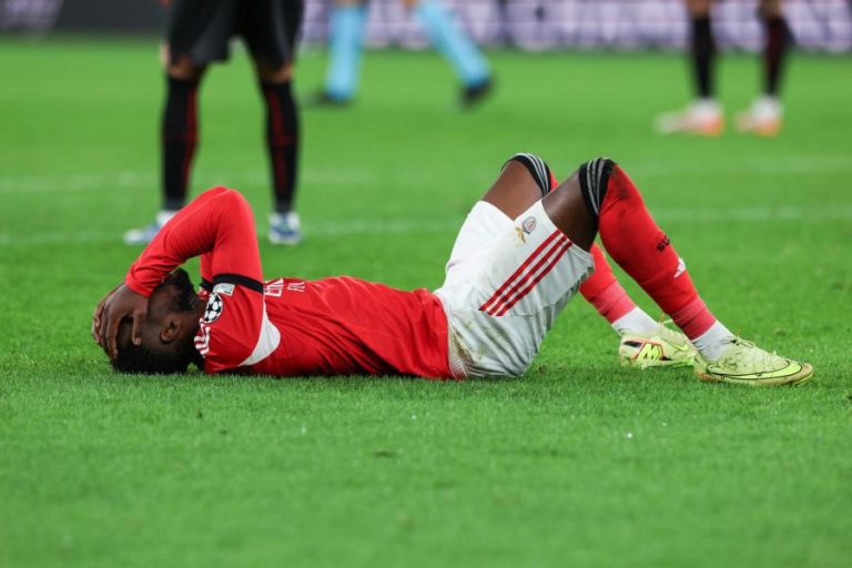 Avançado belga Dodi Lukebakio fratura tornozelo e desfalca Benfica por meses