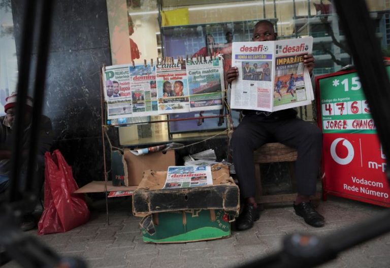 Internet está a acabar com o negócio dos ardinas de Maputo que passam dias sem vender um jornal