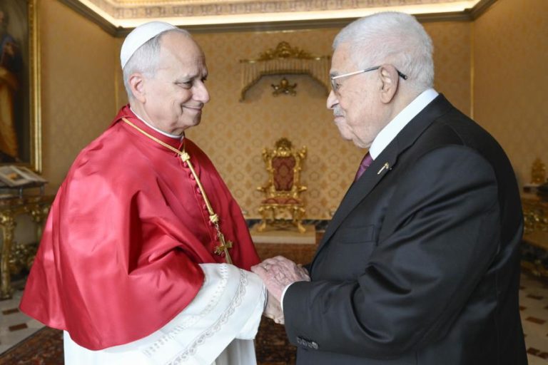 Papa reitera defesa da solução de dois Estados ao receber Abbas