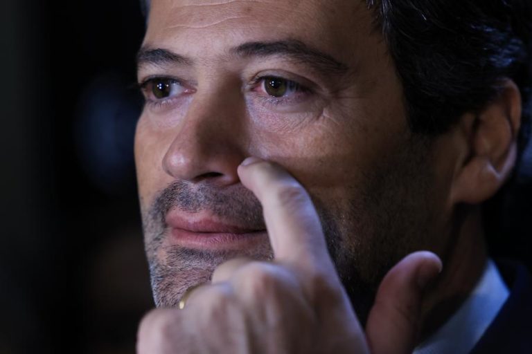 Ventura preocupado com consequências caso tenha de retirar cartazes