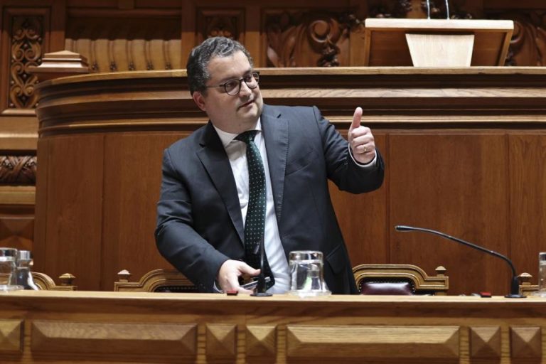 Ministro opõe-se a fim de portagens e alerta para propostas de alteração ao OE2026