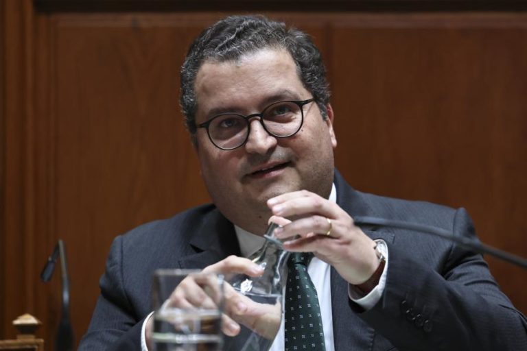 Governo apoia sempre candidatura de portugueses, diz ministro sobre Centeno