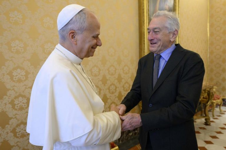 Papa recebe ator Robert De Niro no Vaticano