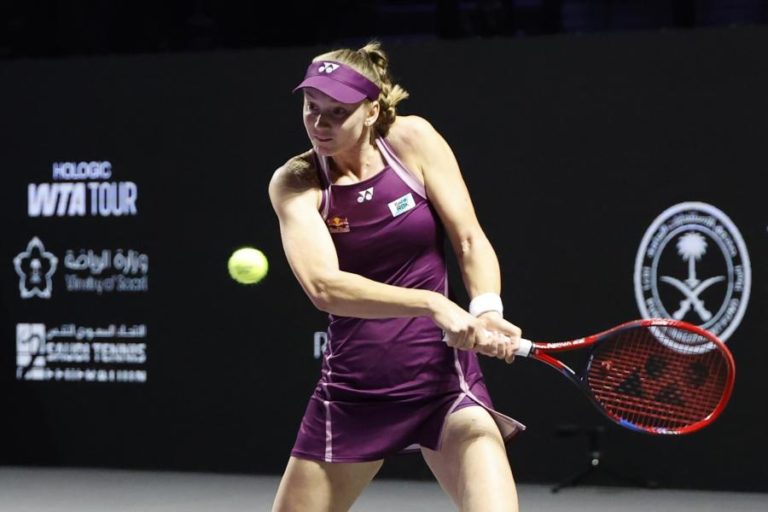 Elena Rybakina conquista pela primeira vez as WTA Finals ao bater Sabalenka