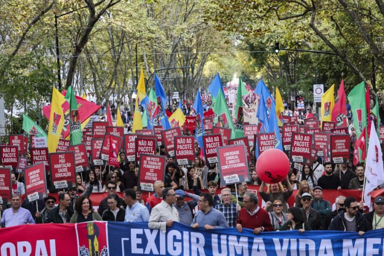 Milhares de trabalhadores marcham em Lisboa contra pacote laboral “do patrão”