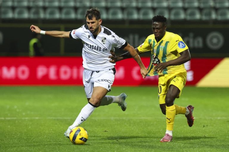 Vitória de Guimarães vence em Tondela com grande penalidade nos descontos