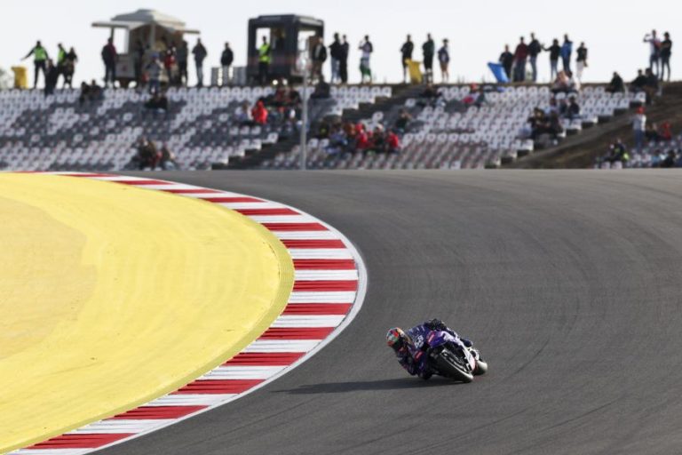 Miguel Oliveira homenageado antes da despedida do público luso