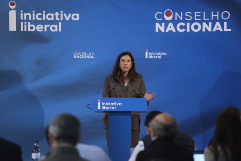 Mariana Leitão critica PSD por dar “sinais perigosos” de cedência ao Chega