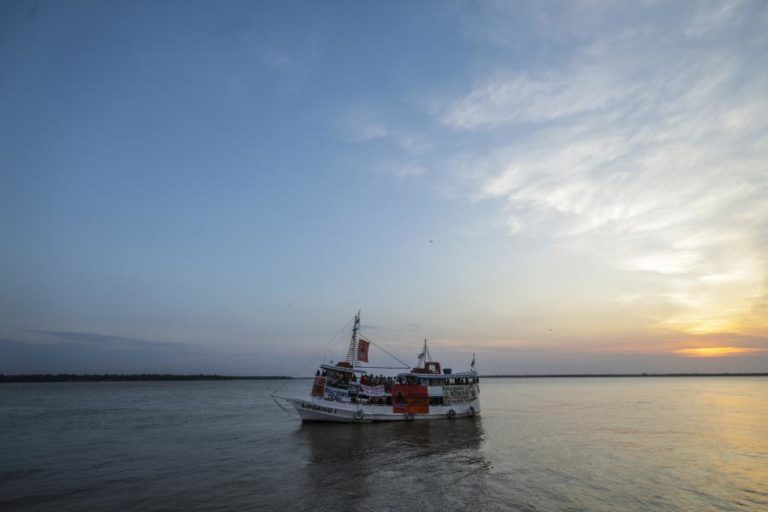COP30: Flotilha navega por rios amazónicos para “denunciar falsas soluções climáticas”