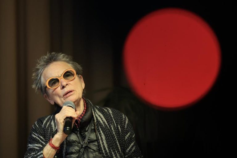 Laurie Anderson apresenta performance “X2” em estreia nacional no Rivoli