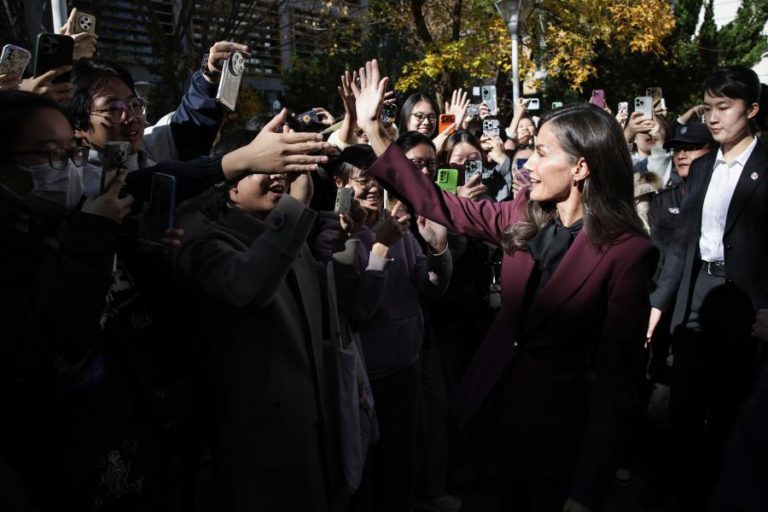 Rainha Letizia homenageia em Pequim professores de espanhol na China