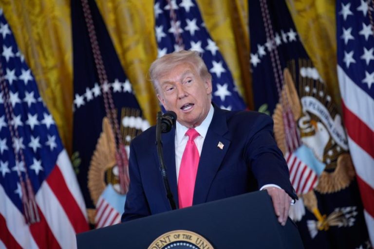 Trump retira tarifas alfandegárias que tinha imposto sobre carne de vaca, café e bananas