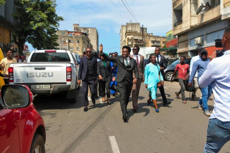 Reforço policial após Venâncio levar à AR proposta para tirar Ak-47 da bandeira moçambicana
