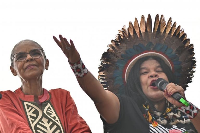 Ministras brasileiras entre manifestantes pelo fim da exploração da Amazónia