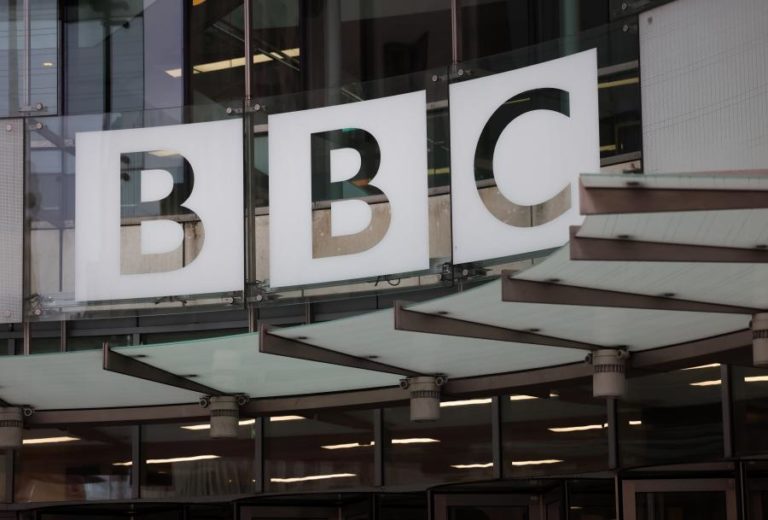 Presidente da BBC garante que canal está “determinado” a defender-se de Trump