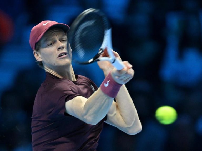 Jannik Sinner vence Carlos Alcaraz e renova título nas ATP Finals de ténis