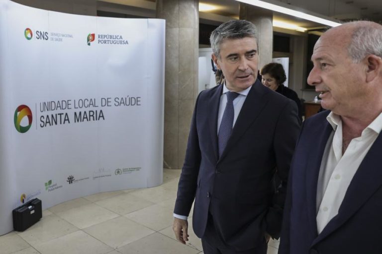 Carneiro considera que périplo da ministra por unidades de saúde vem tarde