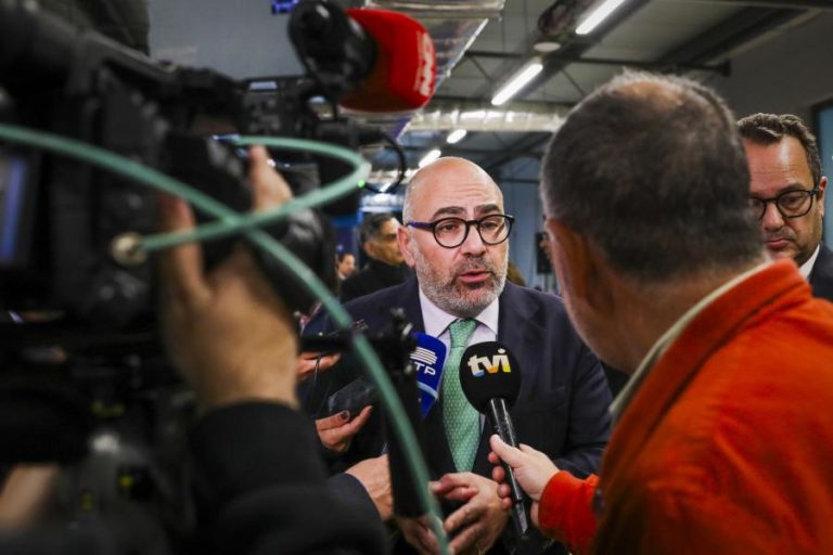 Pinto Luz diz que não é PS quem define se tem condições para liderar privatização da TAP