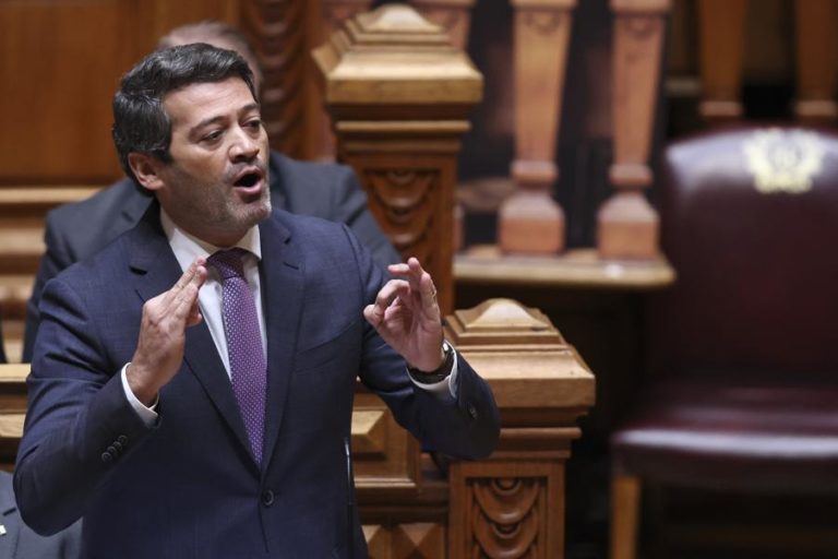 Ventura diz que PS se abstém no Orçamento porque é “muleta do PSD” e “inútil” na democracia