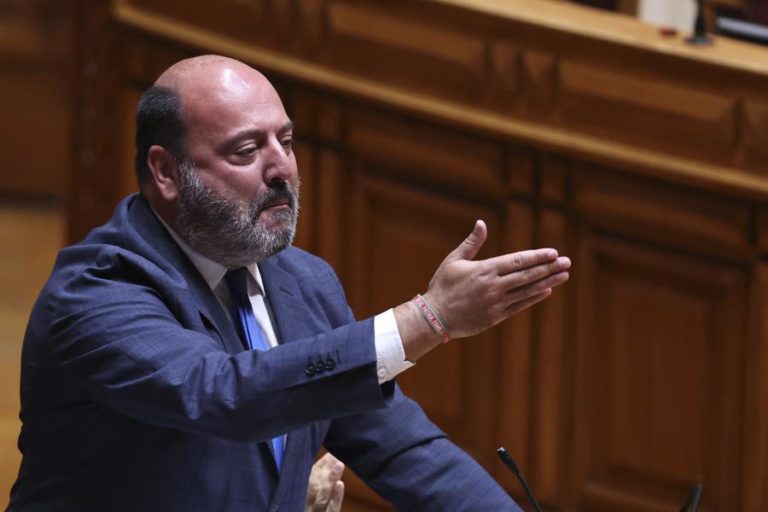 Aumento das pensões volta a ser chumbado apesar de insistência do Chega, PS e PCP