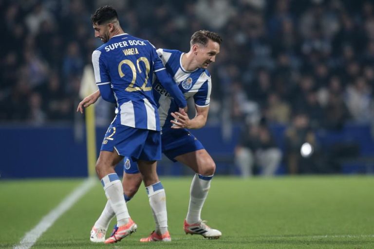 Médio portista Alan Varela com “traumatismo no joelho esquerdo”