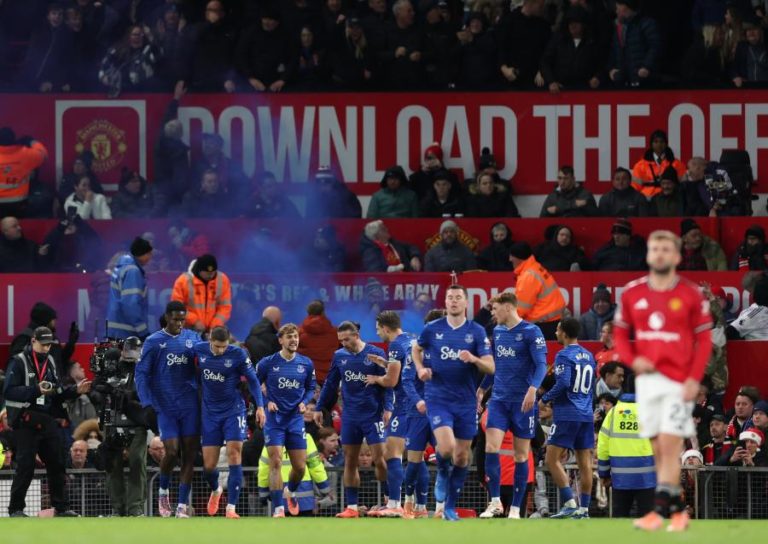 Amorim regressa às derrotas com o Manchester United em jogo com expulsão bizarra