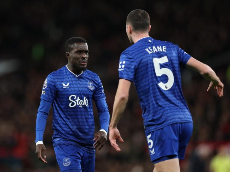 Gueye pede desculpas pela agressão a colega Michael Keane