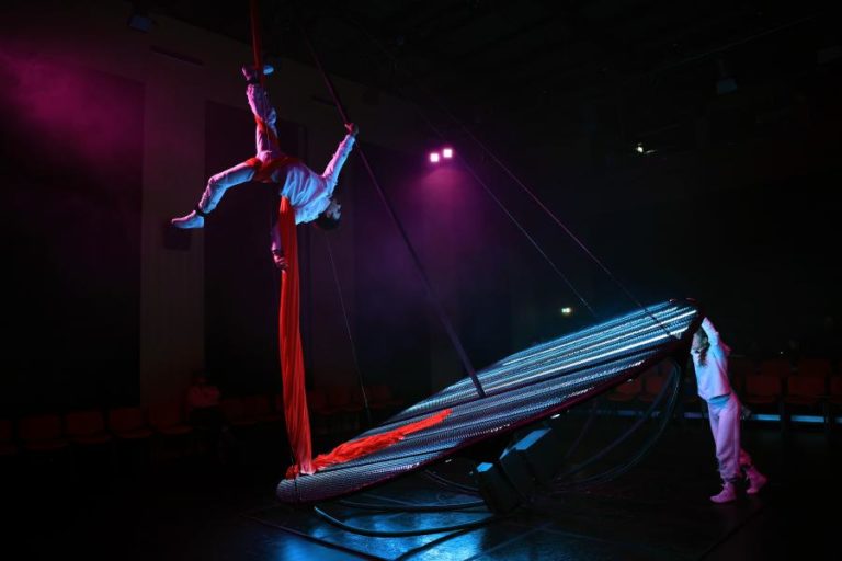 Espetáculo “Liberdade Liberdade” lembra o passado para refletir sobre instabilidade do presente