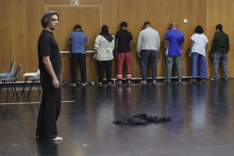 Sabera e Dil sobem a palco para lembrar quem foi encostado à parede pela polícia