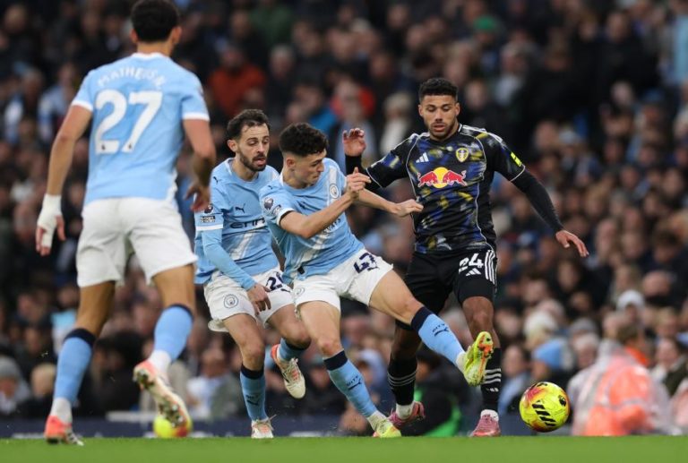 Manchester City volta a vencer na Premier League com golo de Foden nos descontos