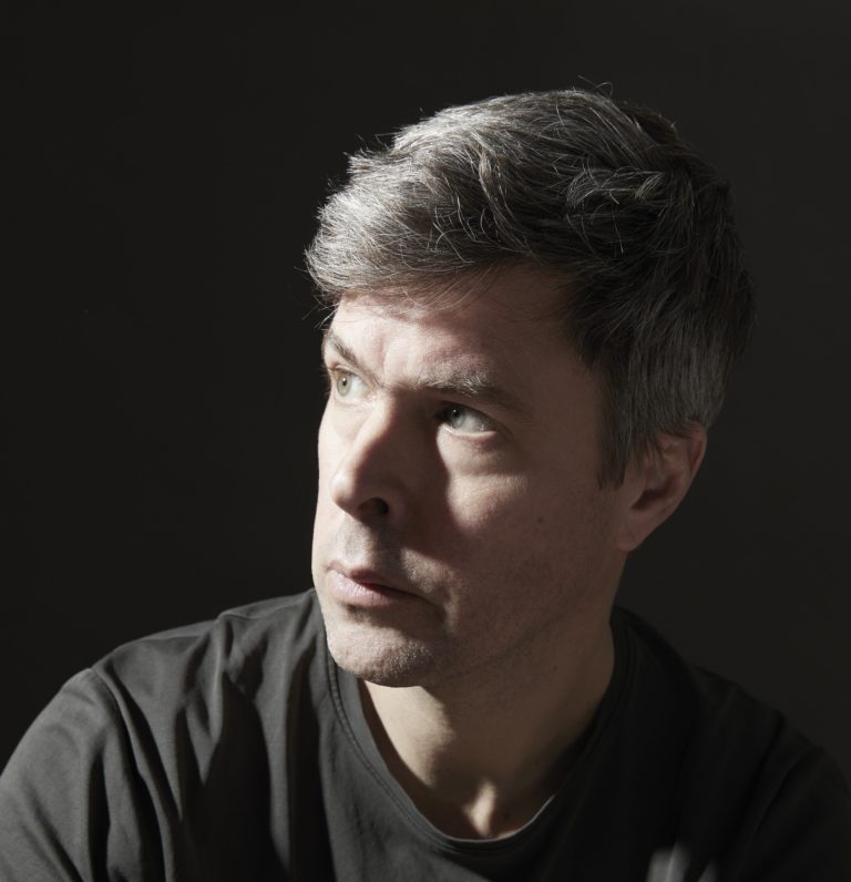 Canadiano David Szalay vence Prémio Booker
