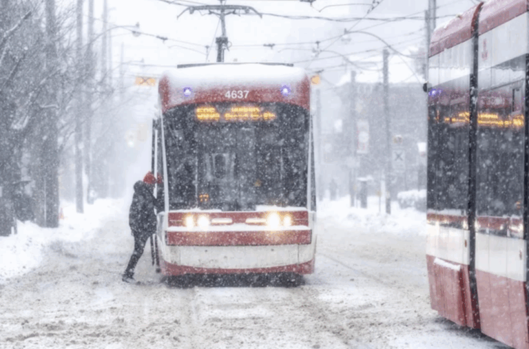Neve precoce em Toronto é a mais intensa em mais de 50 anos