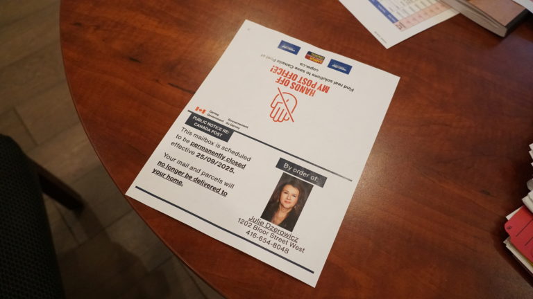 Julie Dzerowicz esclarece mudanças nos serviços dos correio no bairro