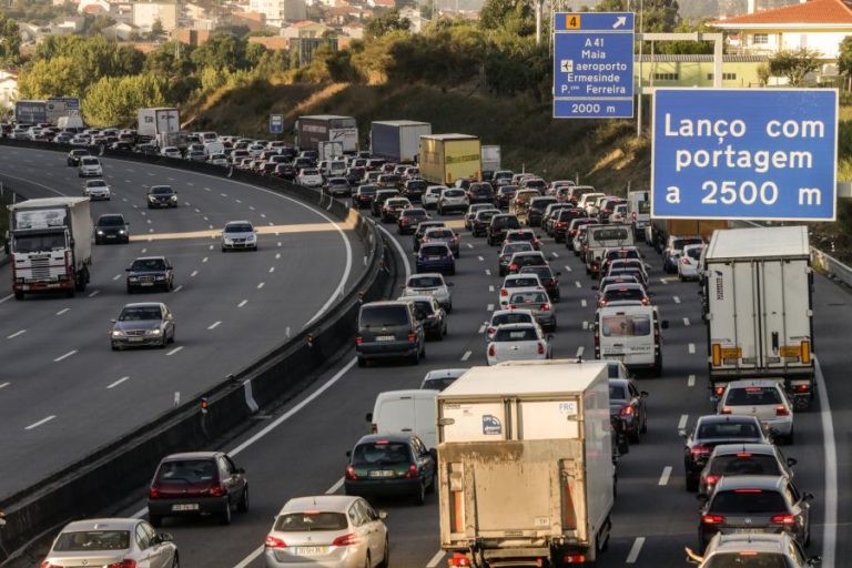 Comissão Europeia abandona meta de 100% de carros não poluentes em 2035