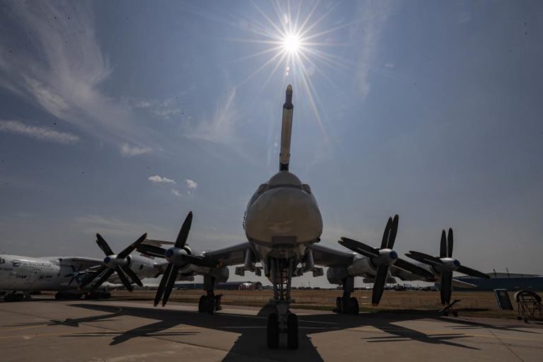 Moscovo diz que bombardeiros russos efetuaram voo “planeado” ao norte da Escandinávia