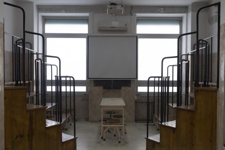 Faculdade de Medicina do Porto levanta suspensão a professor acusado de assédio
